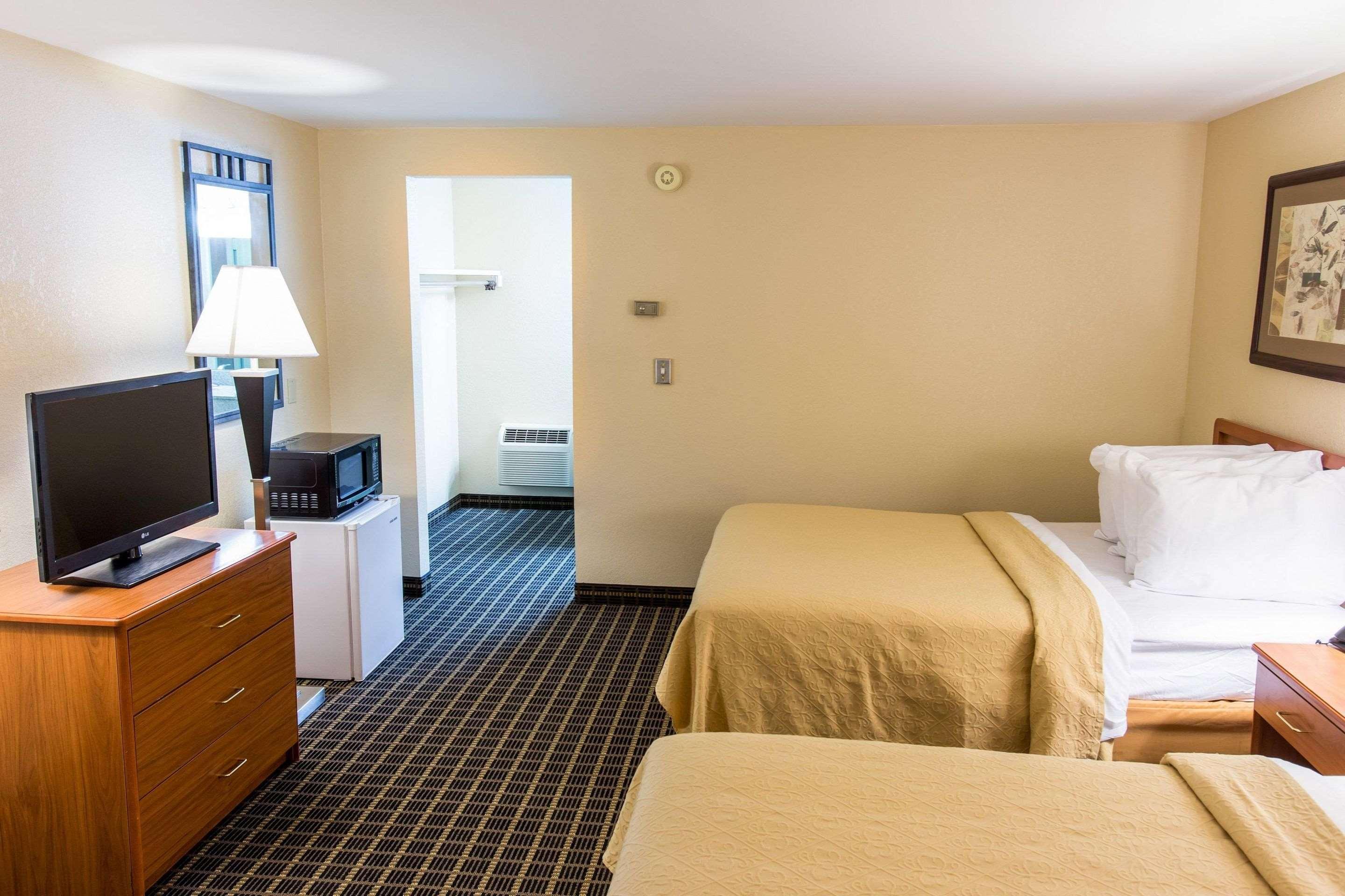 Quality Inn & Suites Big Rapids Near University Exterior foto