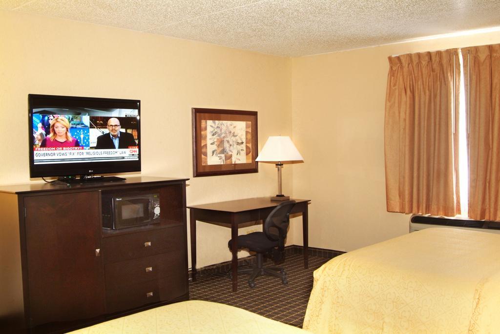 Quality Inn & Suites Big Rapids Near University Exterior foto