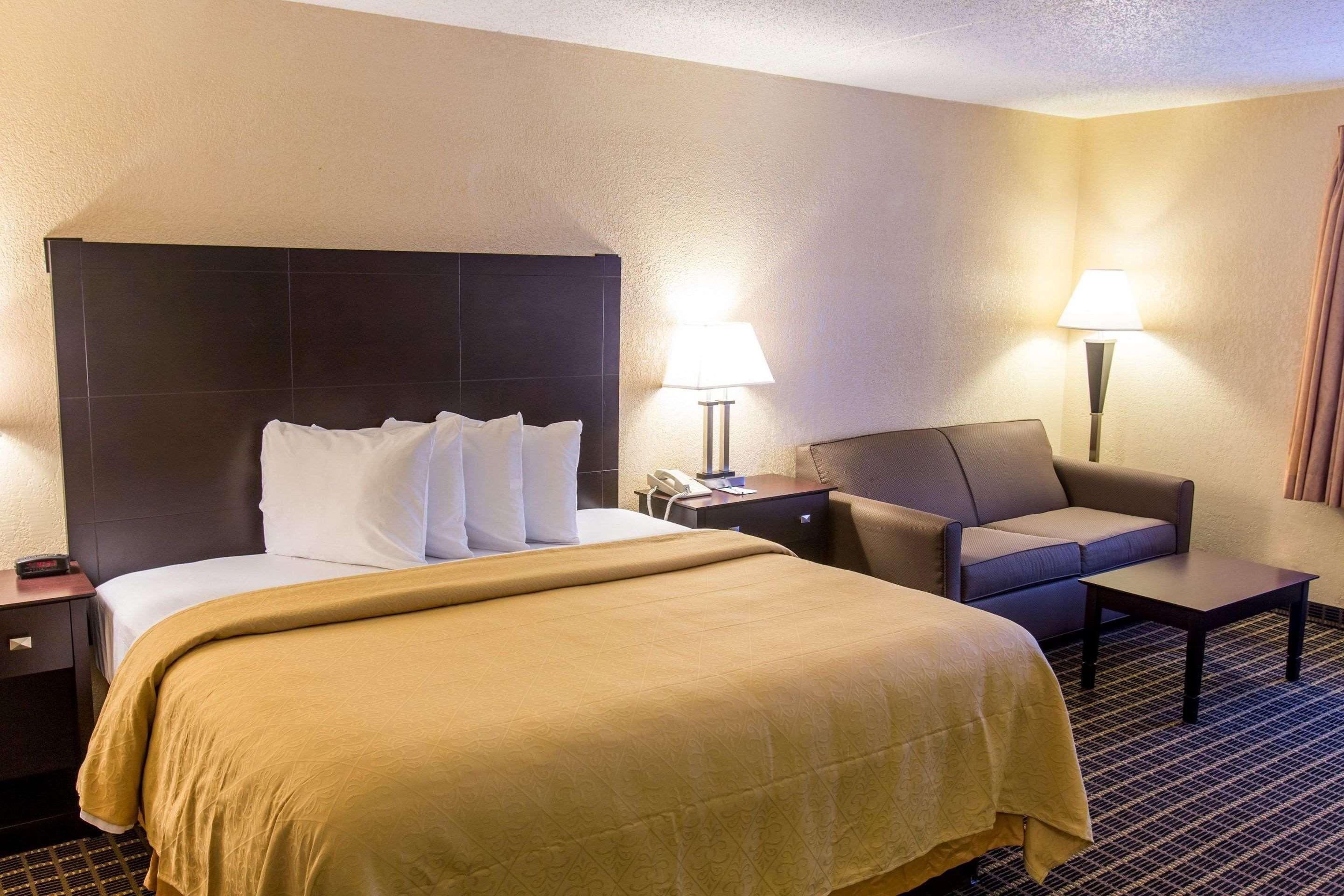 Quality Inn & Suites Big Rapids Near University Exterior foto