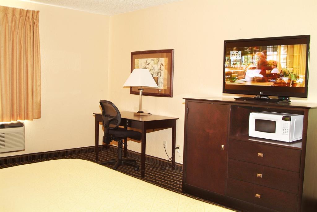 Quality Inn & Suites Big Rapids Near University Exterior foto
