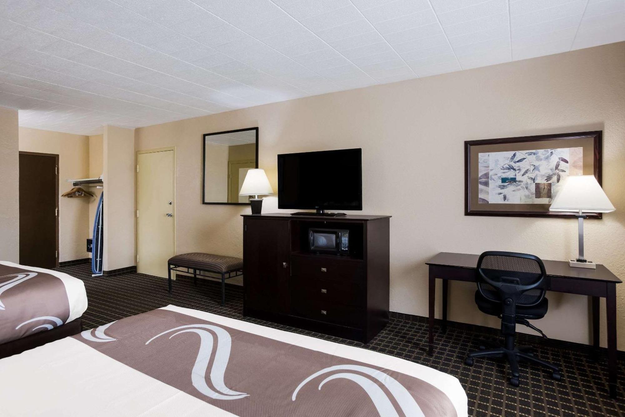 Quality Inn & Suites Big Rapids Near University Exterior foto