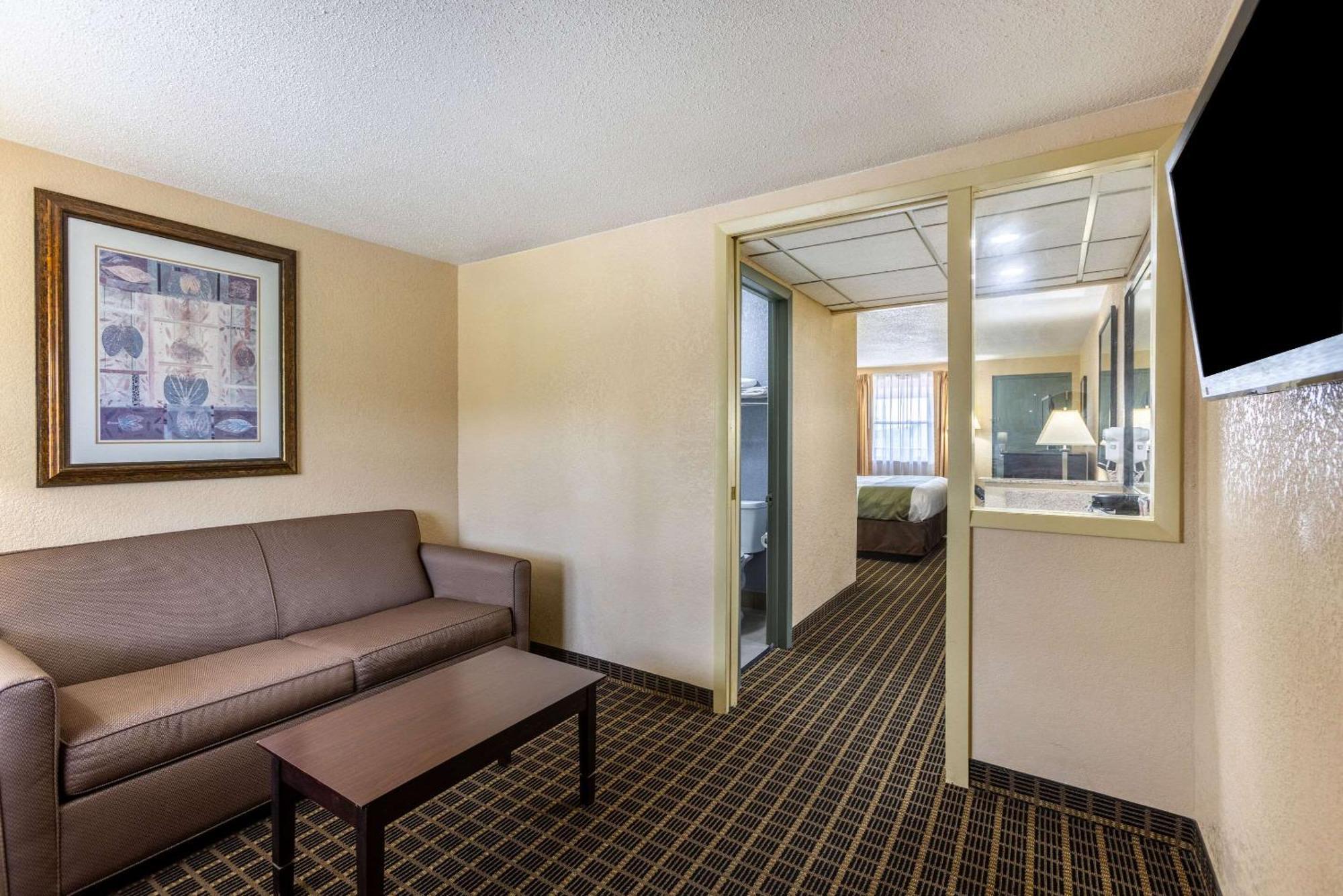 Quality Inn & Suites Big Rapids Near University Exterior foto